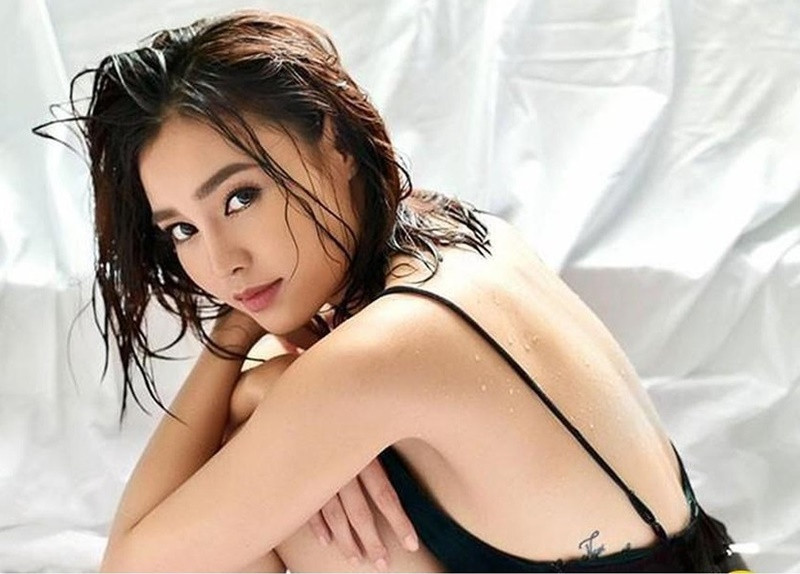 Hình xăm ngang ngực của người đẹp là dòng chữ "Ninh Dương Lan Ngọc never give up" (Tạm dịch: Ninh Dương Lan Ngọc chưa bao giờ từ bỏ).