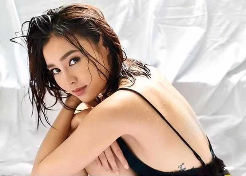 Hình xăm ngang ngực của người đẹp là dòng chữ "Ninh Dương Lan Ngọc never give up" (Tạm dịch: Ninh Dương Lan Ngọc chưa bao giờ từ bỏ).