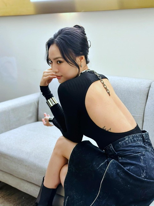 Đôi lần, diện trang phục hở lưng, Lan Ngọc khoe hình xăm ngang ngực cuốn hút.