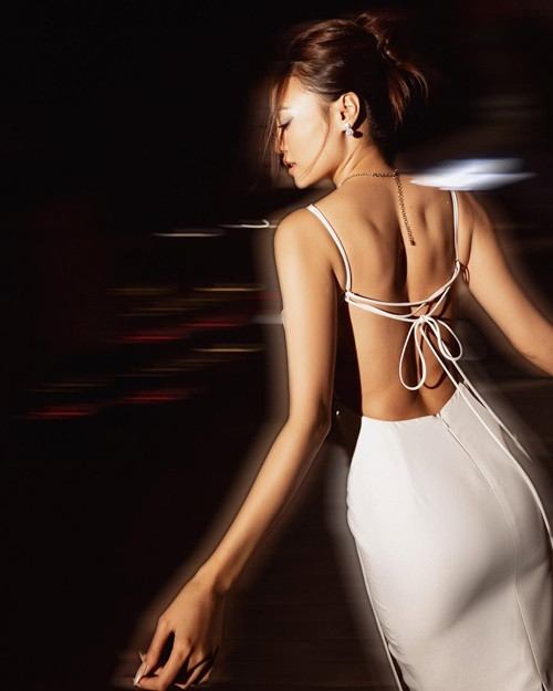 Với lợi thế lưng ong nuột nà, nữ diễn viên sinh năm 1990 chuộng trang phục khoét lưng.