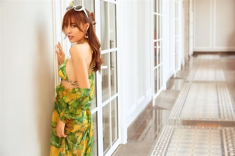 Cùng với lưng trần nuột nà, nữ diễn viên sở hữu vòng eo con kiến, vòng ba nảy nở.