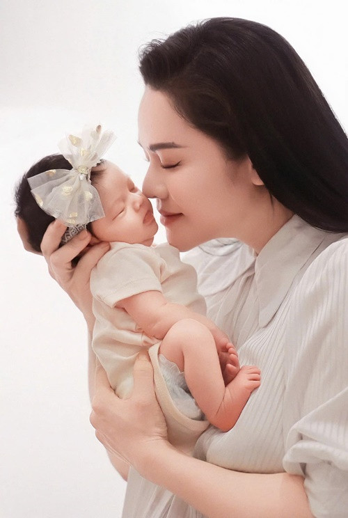 Con gái Nhật Kim Anh đáng yêu, có nhiều nét giống mẹ.