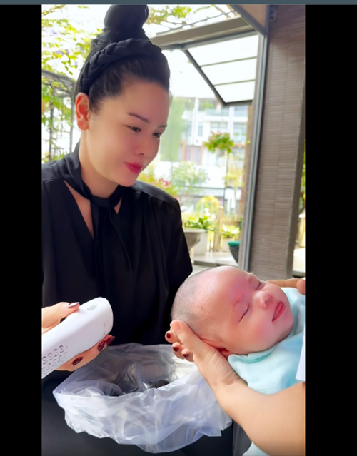 Nữ diễn viên phim Tiếng sét trong mưa cắt tóc cho ái nữ.