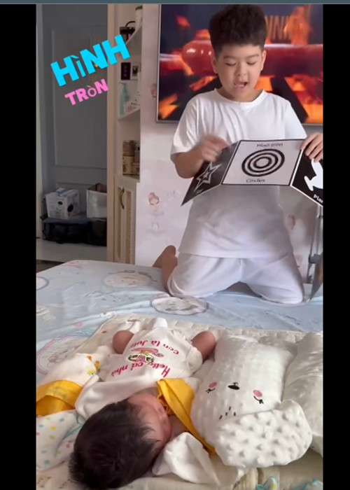 Nhật Kim Anh khoe clip bé Bửu Long đọc sách cho bé Julia. Theo Tạp chí Du lịch TP HCM, nữ diễn viên phim Tiếng sét trong mưa bức xúc khi bị đồn thất thiệt rằng sẽ chia tài sản cho con gái, còn con trai lớn sẽ không nhận được gì.