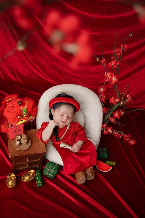 Bé Julia "sinh ra đã ngậm thìa vàng". Trong dịp đầy tháng, cô nhóc nhận được nhiều trang sức bằng vàng, tiền đô la.