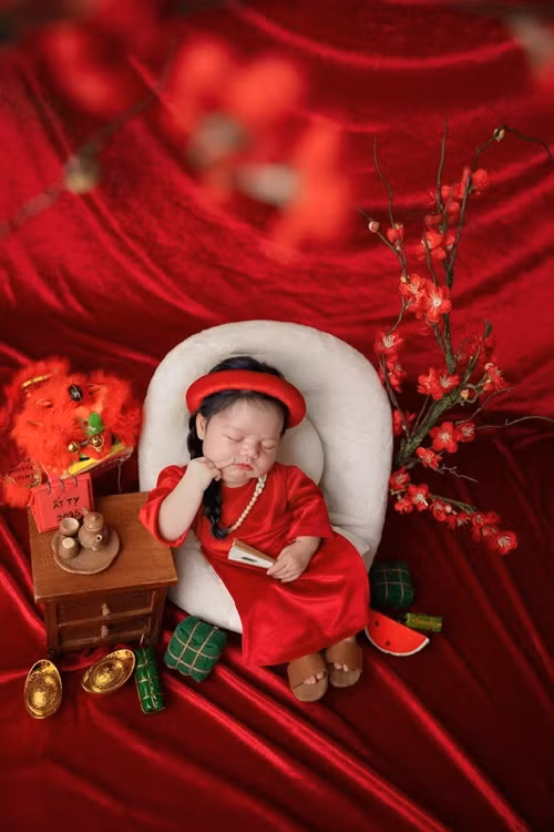 Bé Julia "sinh ra đã ngậm thìa vàng". Trong dịp đầy tháng, cô nhóc nhận được nhiều trang sức bằng vàng, tiền đô la.