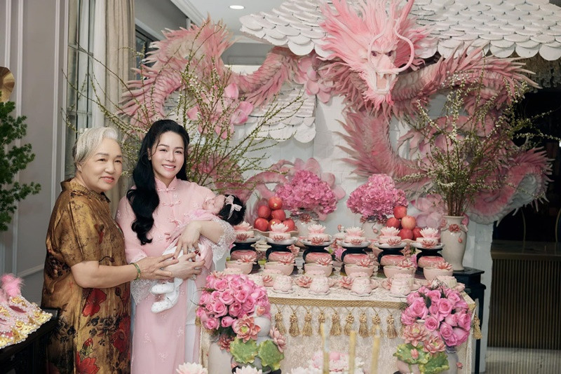 Mẹ đẻ Nhật Kim Anh từ Vũng Tàu lên TP HCM để hỗ trợ con gái trong thời gian ở cữ.