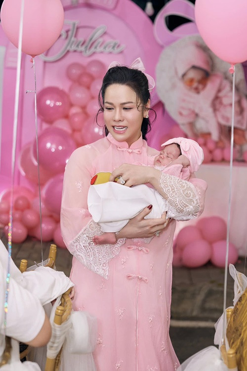 Nhật Kim Anh tổ chức tiệc đầy tháng cho con gái trong biệt thự. Cô mời bạn bè và rất nhiều đồng nghiệp trong làng giải trí.