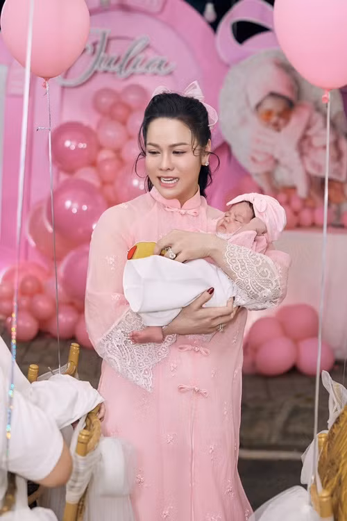 Nhật Kim Anh tổ chức tiệc đầy tháng cho con gái trong biệt thự. Cô mời bạn bè và rất nhiều đồng nghiệp trong làng giải trí.