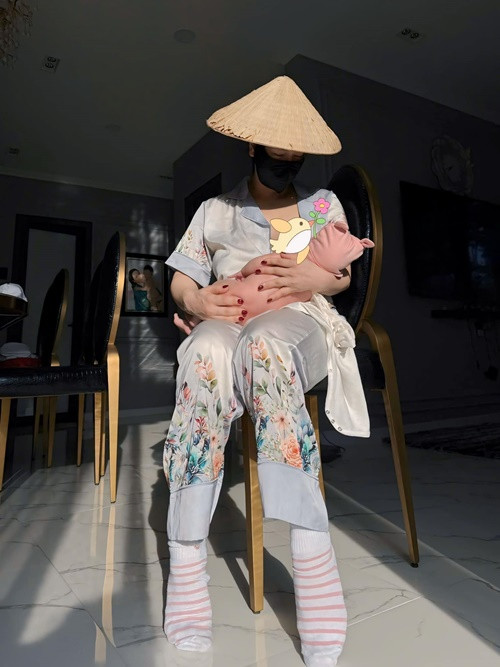 Nhật Kim Anh bế con gái tắm nắng tại nhà.