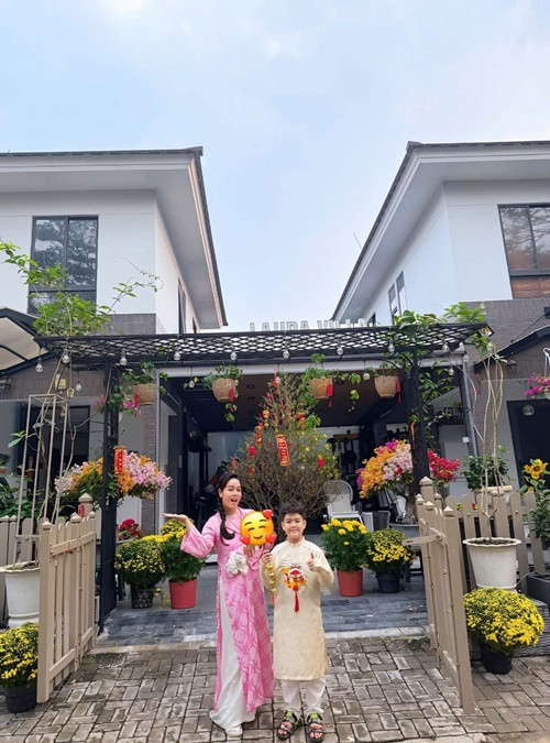 Đầu năm 2025, cô sinh con gái thứ hai. Quản lý của Nhật Kim Anh chia sẻ trên Vietnamnet, dù có vú nuôi, nữ diễn viên vẫn tự tay pha sữa, chăm con gái từng chút.