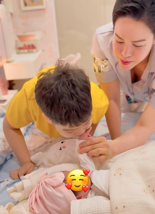 Sau sinh lần 2, Nhật Kim Anh vẫn thường xuyên đón con trai đầu lòng Bửu Long về biệt thự.