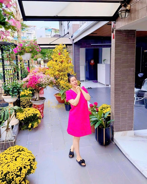 Từ năm 2019, Nhật Kim Anh sống trong căn biệt thự rộng rãi, luôn ngập tràn hoa ở TP HCM.