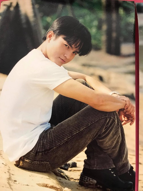  Cao Minh Đạt sinh năm 1975, sở hữu vẻ ngoài lãng tử thập niên 2000.