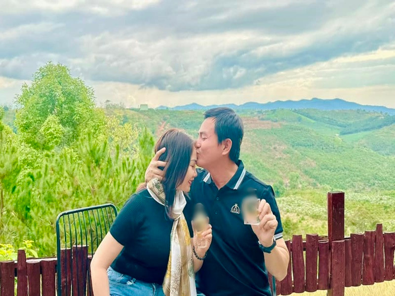 Nam diễn viên phim Tiếng sét trong mưa và vợ dành cho nhau những nụ hôn, cái nắm tay.