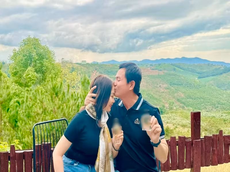 Nam diễn viên phim Tiếng sét trong mưa và vợ dành cho nhau những nụ hôn, cái nắm tay.