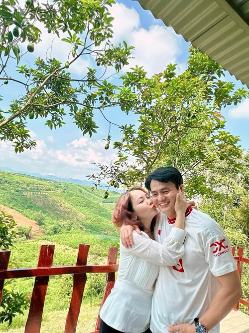 Cao Minh Đạt chiều chuộng Thanh Trúc hết mực. Anh làm shipper giao hàng cho vợ, livestream bán hàng cùng vợ, thường xuyên đưa vợ đi du lịch.