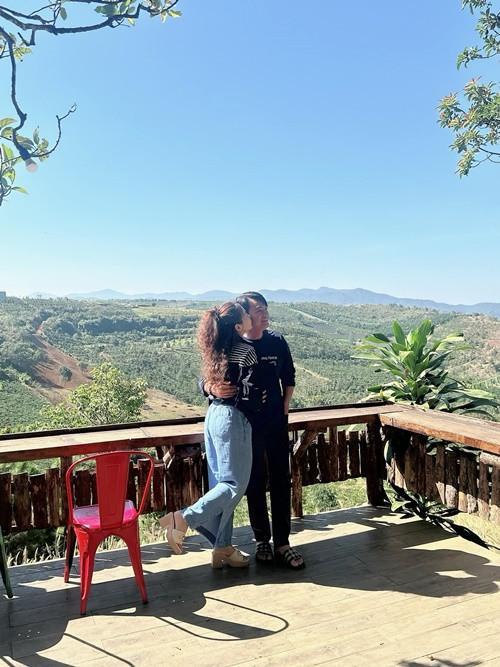 Cao Minh Đạt chia sẻ, trong một lần đi ăn cùng bạn bè, Thanh Trúc ngồi bàn bên xin được chụp ảnh và làm quen. Nam diễn viên là người theo đuổi, thường nhắn tin "tán tỉnh" cô nhiều hơn.