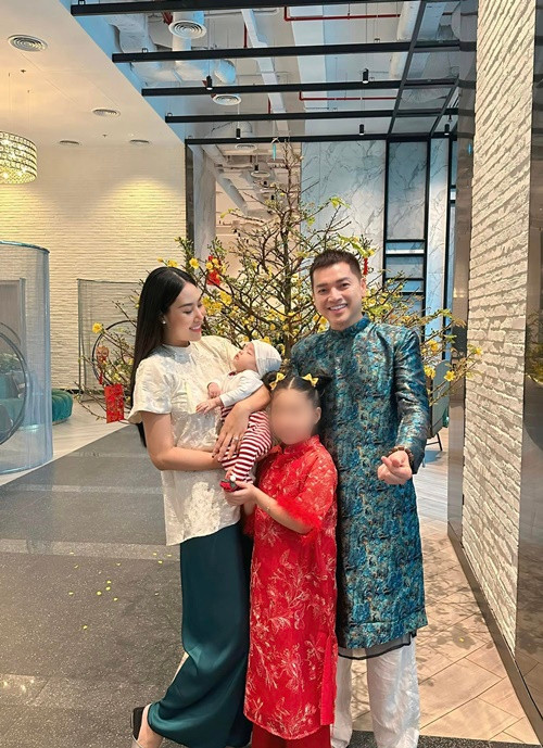 Con gái riêng của Tăng Khánh Chi quấn quýt Quang Minh.