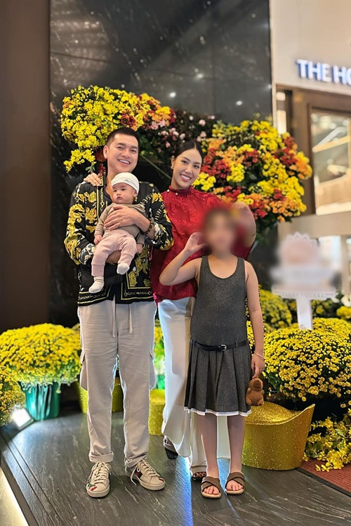 Trước khi đến với Tăng Khánh Chi, Quang Minh trải qua cuộc hôn nhân với Hồng Đào, có hai con gái.