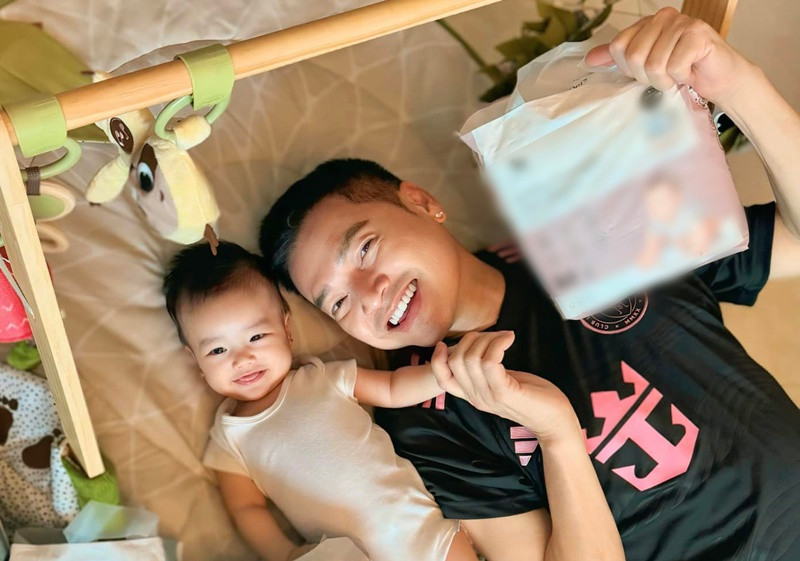 Quý tử nhà Quang Minh càng lớn càng kháu khỉnh.