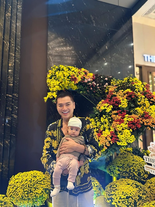 Làm bố lần 3, Quang Minh chia sẻ: "Con sinh ra đã bị thiệt thòi vì ba không còn trẻ. Quang Minh tự hứa với lòng sẽ cố gắng giữ sức khỏe để lo cho con thật tốt khi có thể".