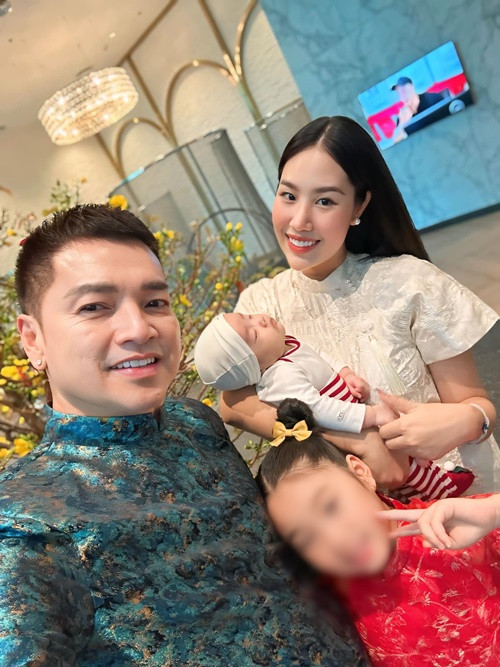 Nam diễn viên hạnh phúc đón Tết Nguyên đán 2025 cùng bạn gái và con trai.