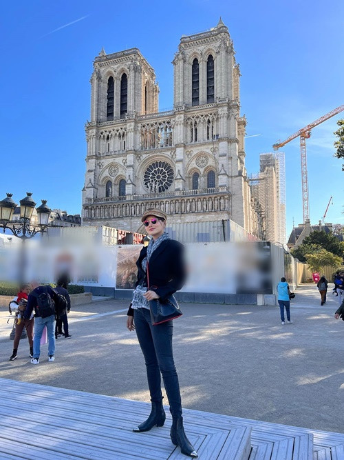 Cô viết trên trang cá nhân: "Có một lời nguyện là nàng chỉ bước vào trong Nhà thờ Đức Bà Paris với người mình yêu và kết quả hai lần đến Paris đều chỉ… đứng ngoài ngắm. Tôi mê kiến trúc, văn hóa và muốn ngắm bên trong lắm rồi".
