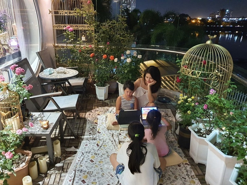 Nữ người mẫu dành nhiều thời gian cho các con khi về nhà.