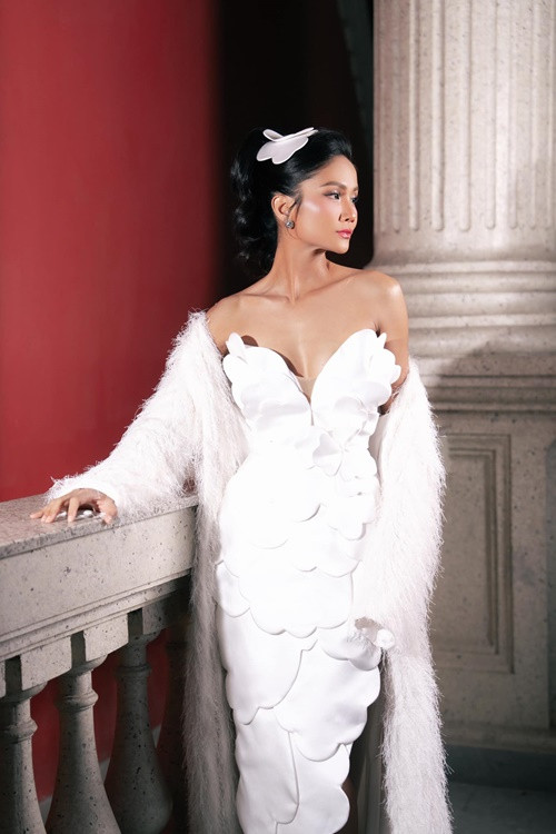 Bị đồn có thu nhập "khủng", H'hen Niê chia sẻ trên Người Đưa Tin: "Sau khi trở thành Hoa hậu Hoàn vũ Việt Nam, thu nhập và cuộc sống của tôi ổn định, khá hơn trước rất nhiều. Tôi thường xuyên tham gia thiện nguyện vì cộng đồng nên tiền kiếm được tôi lại dành cho các hoạt động như vậy, cuối cùng cũng chẳng còn được bao nhiêu (cười). Tất nhiên tôi có để dành một khoản cho bản thân".