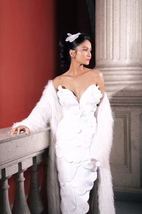 Bị đồn có thu nhập "khủng", H'hen Niê chia sẻ trên Người Đưa Tin: "Sau khi trở thành Hoa hậu Hoàn vũ Việt Nam, thu nhập và cuộc sống của tôi ổn định, khá hơn trước rất nhiều. Tôi thường xuyên tham gia thiện nguyện vì cộng đồng nên tiền kiếm được tôi lại dành cho các hoạt động như vậy, cuối cùng cũng chẳng còn được bao nhiêu (cười). Tất nhiên tôi có để dành một khoản cho bản thân".