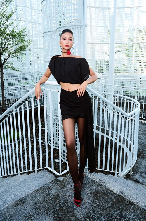 H’hen Niê tự tin khoe dáng vóc gợi cảm với váy áo nửa kín nửa hở.