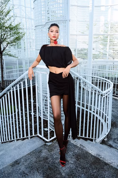 H’hen Niê tự tin khoe dáng vóc gợi cảm với váy áo nửa kín nửa hở.