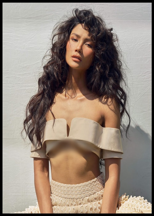 Cùng với vóc dáng gợi cảm, chân dài sinh năm 1992 sở hữu gương mặt cá tính, làn da nâu.