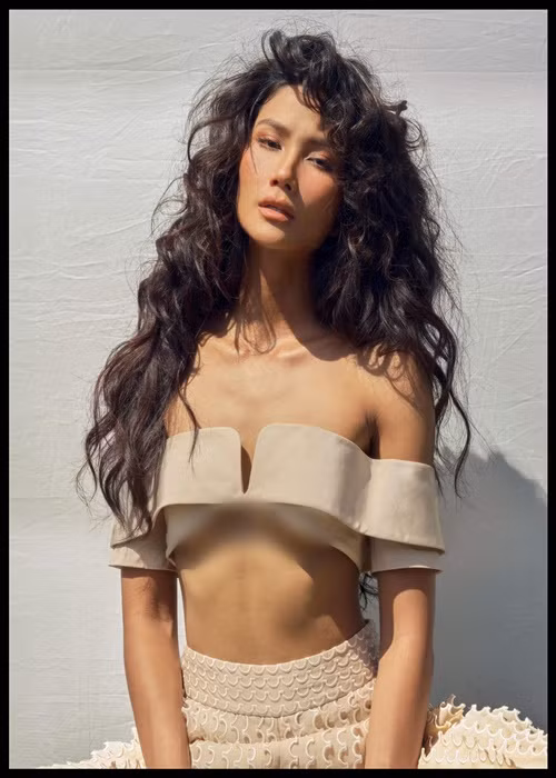 Cùng với vóc dáng gợi cảm, chân dài sinh năm 1992 sở hữu gương mặt cá tính, làn da nâu.