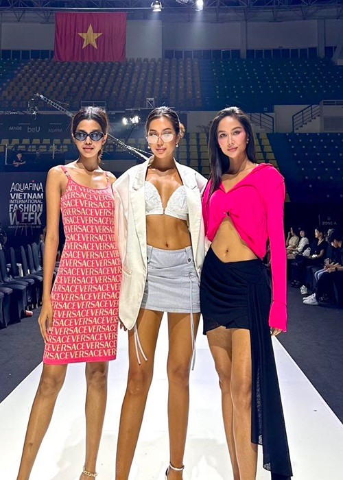 Nàng hậu luôn tràn đầy năng lượng dù tất bật chạy show.