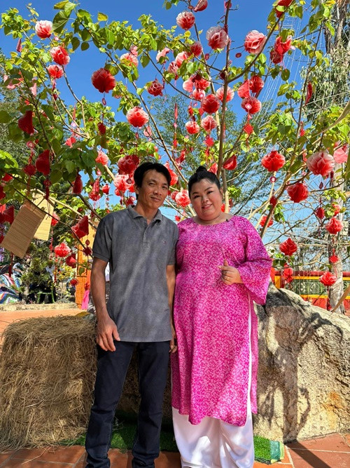 Năm 2015, sau 4 năm hẹn hò, Tuyền Mập và Hiếu Nghĩa tổ chức đám cưới. Sau khi kết hôn, Tuyền Mập sinh sống cùng con gái tại TP.HCM còn chồng cô ở Đồng Tháp. Nữ diễn viên cho biết, nếu chồng bỏ việc để được ở gần vợ con sẽ ảnh hưởng đến kinh tế gia đình. Ảnh: FB Tuyền Mập.