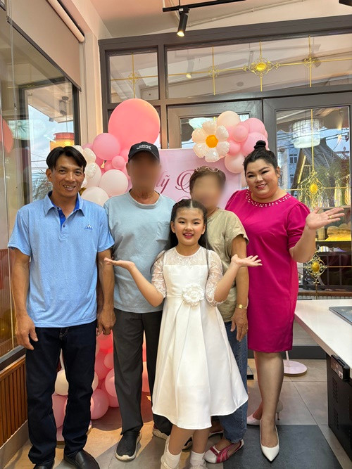 “Niềm tin mà tôi muốn nói là khi chồng một nơi, vợ một nẻo dẫn đến những lúc tưởng chừng buông tay nhau rồi nhưng vẫn hạnh phúc. Với tôi, khi quen rồi cưới nhau đã là một 'niềm tin' và cưới nhau rồi sống xa nhau đến nay vẫn hạnh phúc, vẫn tin tưởng nhau lại là một 'niềm tin' khác nữa", Tuyền Mập cho hay. Ảnh: FB Tuyền Mập.