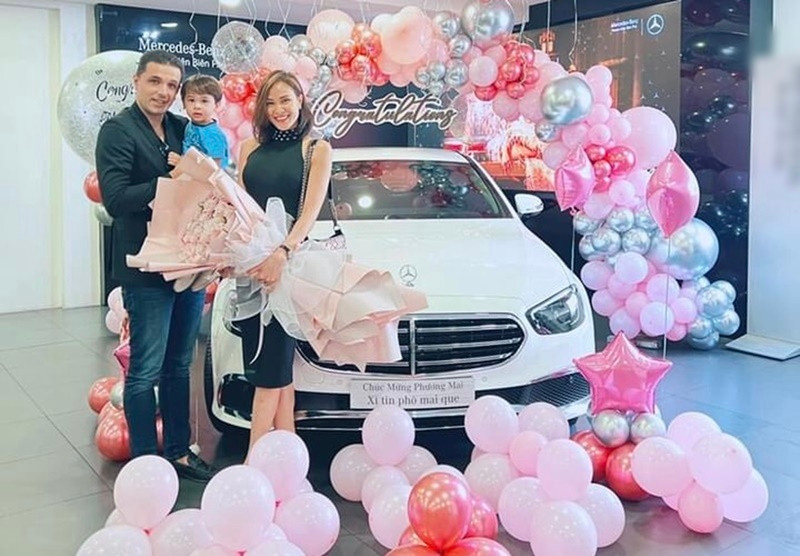 Tháng 1/2022, Phương Mai được bạn đời tặng xe hơi hơn 2,5 tỷ đồng. Ảnh: Dân Việt.