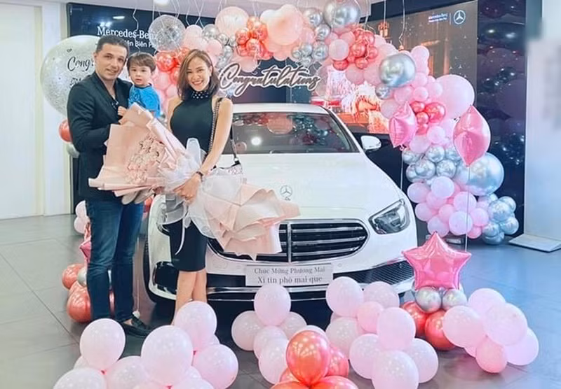 Tháng 1/2022, Phương Mai được bạn đời tặng xe hơi hơn 2,5 tỷ đồng. Ảnh: Dân Việt.