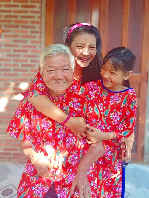 Kiều Trinh tự may áo dài mỗi dịp lễ Tết cho gia đình.