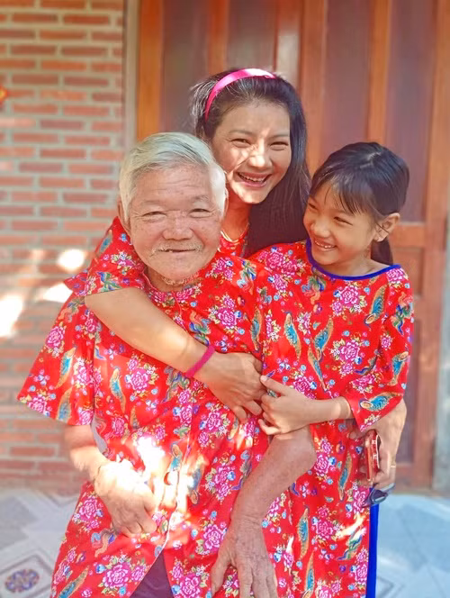 Kiều Trinh tự may áo dài mỗi dịp lễ Tết cho gia đình.