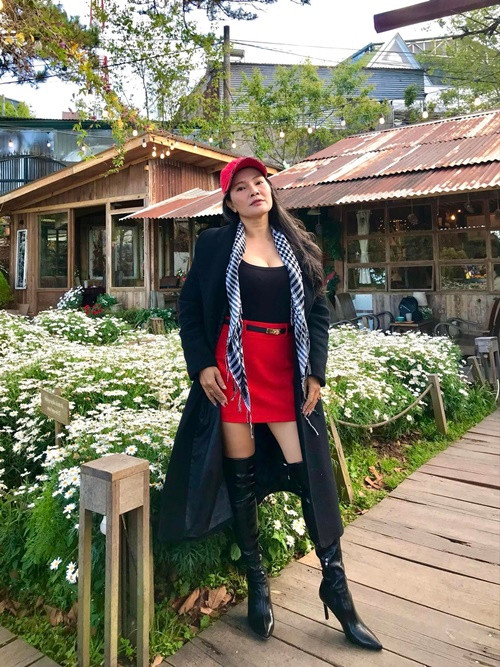 Kiều Trinh ăn mặc trẻ trung, sành điệu trong chuyến du lịch Đà Lạt.