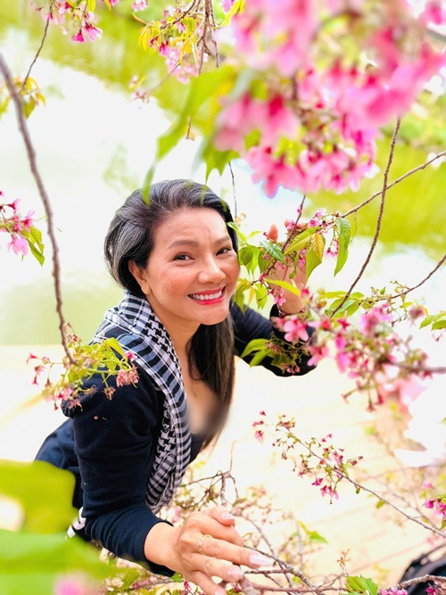  Diễn viên Kiều Trinh vẫn trẻ trung, gợi cảm ở tuổi 49, dù từng 3 lần sinh nở.