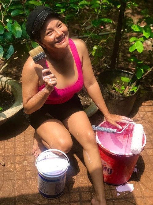 Theo Tiền Phong, Kiều Trinh biết làm những công việc của đàn ông như cắt cỏ tranh lợp mái, làm mộc, sơn nhà.