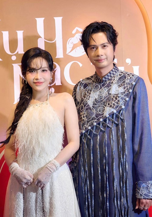 Hai diễn viên hài thân thiết trong buổi ra mắt phim Nụ hôn bạc tỷ. Ảnh: FB Khả Như.