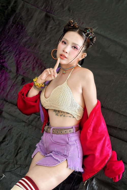  Khả Như sở hữu gương mặt khả ái cùng vóc dáng bốc lửa với vòng một căng đầy, hông quả táo. Ảnh: FB Khả Như.