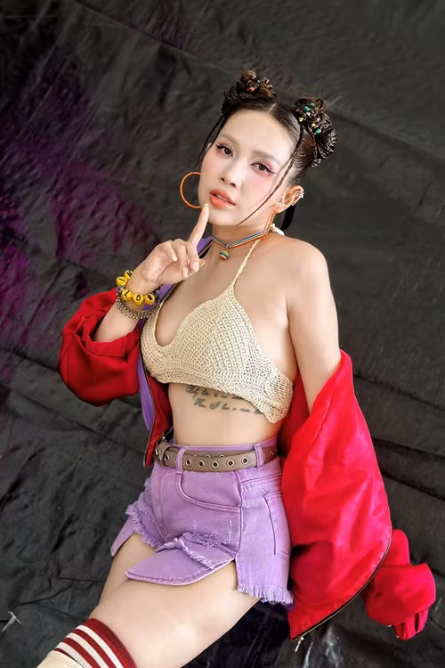  Khả Như sở hữu gương mặt khả ái cùng vóc dáng bốc lửa với vòng một căng đầy, hông quả táo. Ảnh: FB Khả Như.