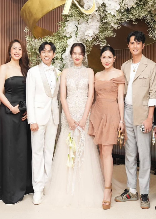 Khả Như và Huỳnh Phương chụp ảnh chung trong đám cưới của Anh Đức. Ảnh: FB Huỳnh Phương.