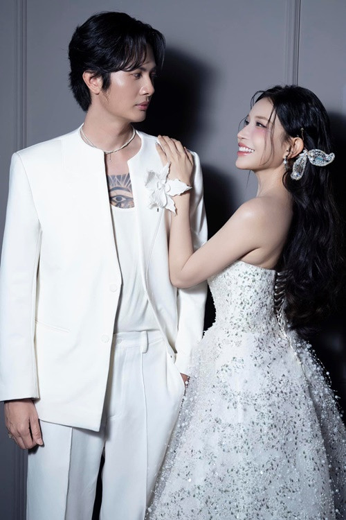 Tết Nguyên đán 2025, Khả Như và Huỳnh Phương đăng loạt ảnh chụp chung. Ảnh: FB Khả Như.